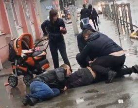 В Брянске возле «Командора» прохожие скрутили мужчину с топором