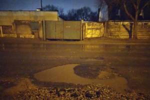 В Брянске автомобилист пробил колесо в яме-убийце на Речной