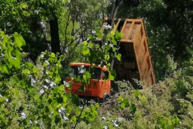 В Брянске водителя КАМАЗа застигли за выгрузкой мусора на песчаном карьере