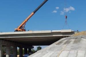 В Брянске на строительстве Славянского моста монтируют карнизные балки