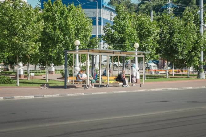 В Брянске на улице Калинина появились новые остановочные комплексы