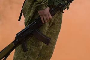 В Брянской области военнослужащий устроил стрельбу из автомата и угнал машину