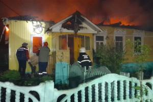 В Фокино ночной пожар оставил семью без крыши над головой