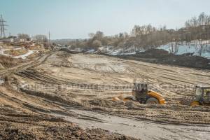 В Брянске основание дороги-дублера улицы Карачижской укрепят геотекстилем