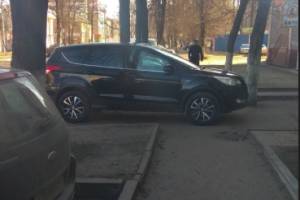 В Брянске наглый водитель перегородил тротуар