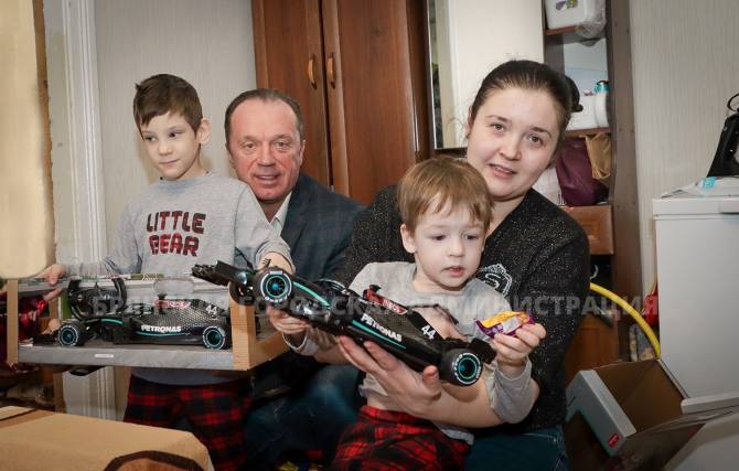 Вице-мэр Брянска Антошин исполнил новогоднее желание детей пропавшего без вести бойца