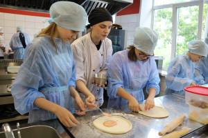 Брянская полиция устроила школьникам мастер-класс по пицце