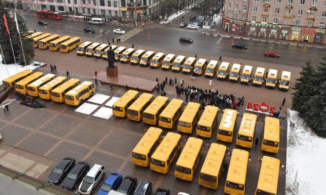 Школы Брянска и области получили 49 новых автобусов