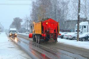 В Брянске коммунальщики вышли на битву с первым снегом
