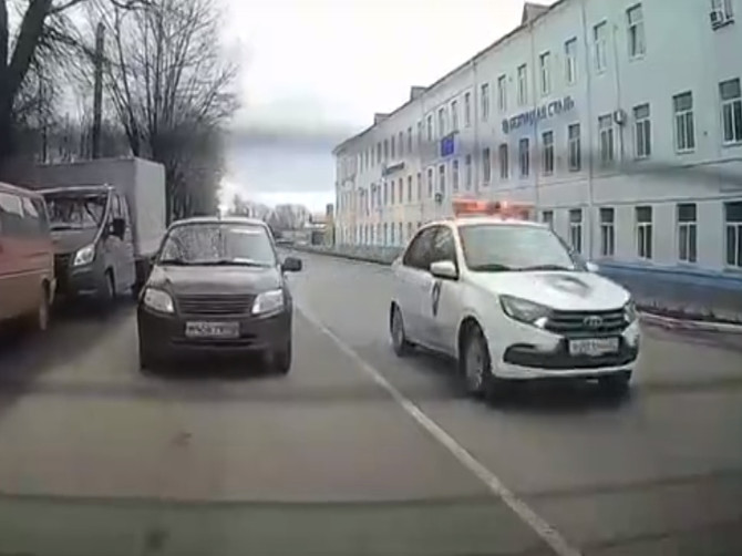 В Брянске водитель автомобиля ЧОПа собрал букет нарушений ПДД
