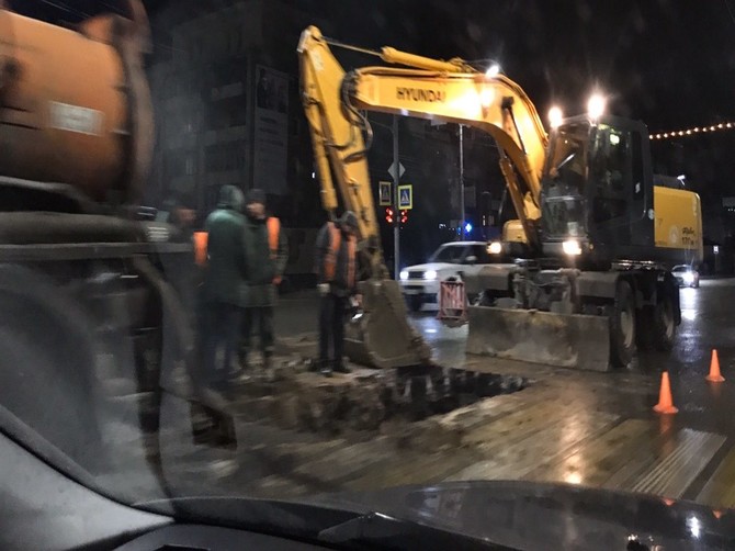 В Брянске раскопали новый асфальт на проспекте Ленина