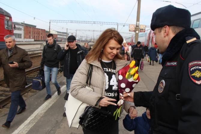 В Брянске на железнодорожном вокзале женщинам подарили цветы