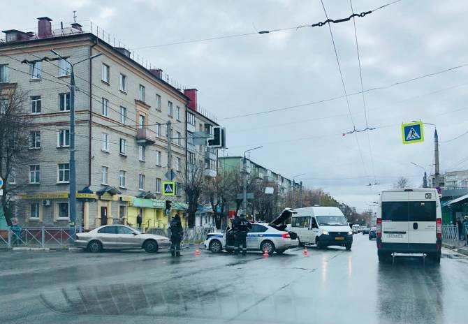 В Брянске попавший в аварию с машиной ДПС водитель ищет свидетелей