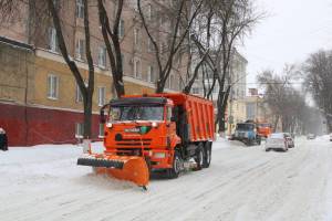 В центре Брянска на борьбу со снегом вышли 33 единицы техники