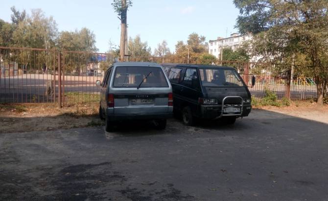 Брянцы пожалуются Путину на гниющий автохлам у школы №55