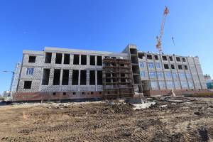 В Брянске на старом аэропорту продолжается строительство школы №72
