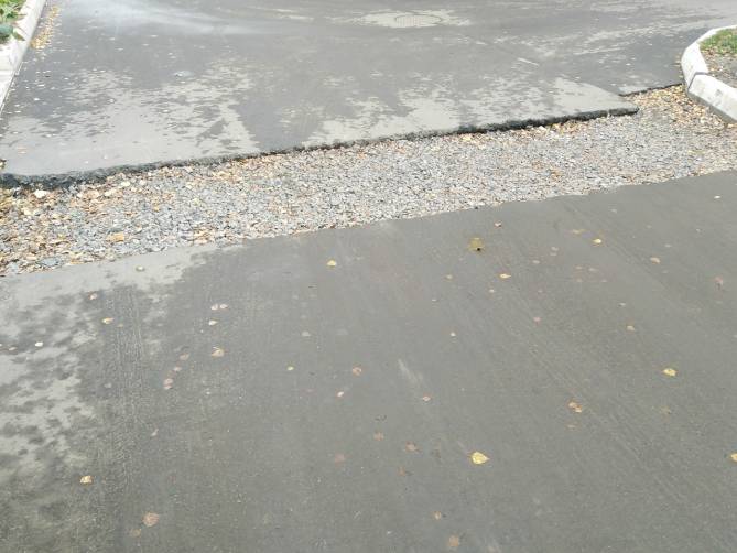 В Брянске коммунальщики после раскопок забыли отремонтировать новую дорогу