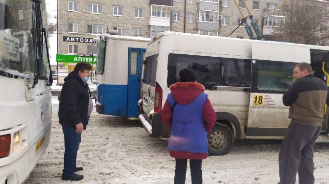 В Брянске на Полтиннике столкнулись автобус и маршрутка