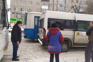 В Брянске на Полтиннике столкнулись автобус и маршрутка