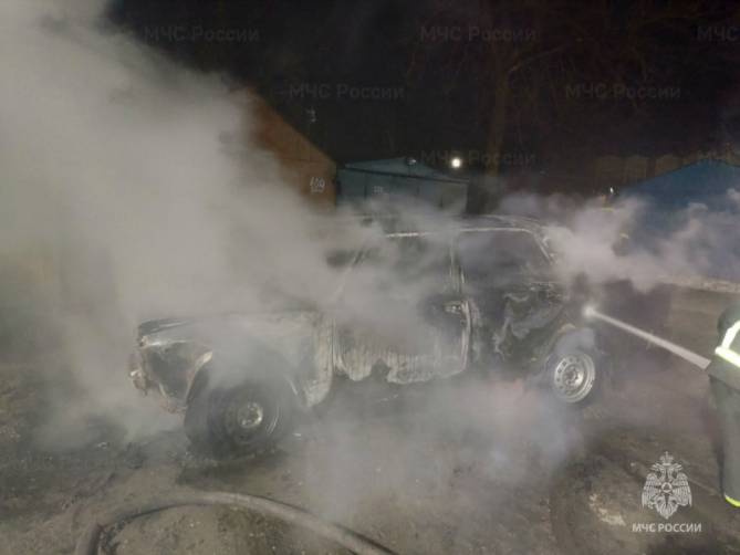 В Брянске на проезде Чехова ночью сгорела легковушка