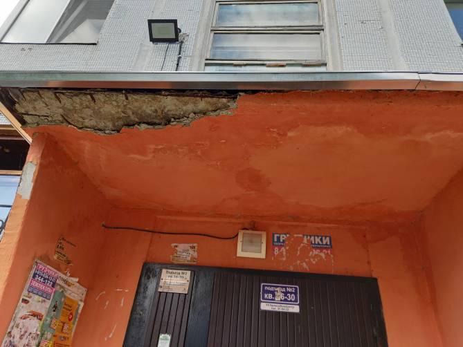 Брянцев при входе в дом по улице Федюнинского поджидает опасность 