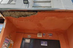 Брянцев при входе в дом по улице Федюнинского поджидает опасность 