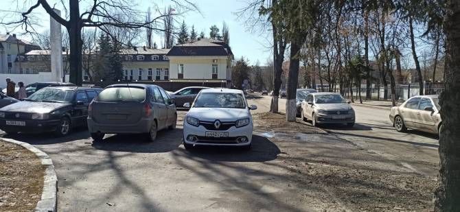 В Брянске автохама наказали за парковку на тротуаре перед кинотеатром «Победа»