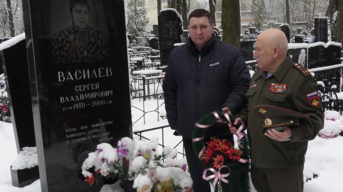 В Брянске возложили цветы к могиле Героя России Сергея Василева