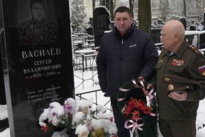 В Брянске возложили цветы к могиле Героя России Сергея Василева