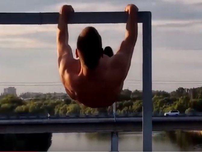 В Брянске полуголые экстремалы устроили опасные игры над рекой
