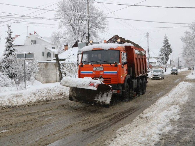 В Брянске дороги Володарского района от снега будут очищать 24 машины