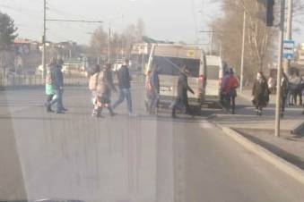 В Брянске водители маршруток перекрыли дорогу возле «Аэропарка»