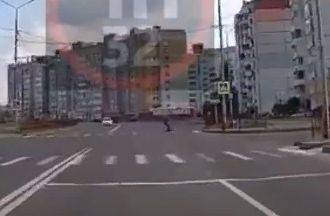 В Брянске ребенок на самокате выехал на дорогу перед машинами