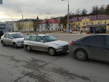 Три легковушки столкнулись на светофоре в Брянске