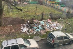 В Брянске по соседству с детским садом выросла огромная свалка