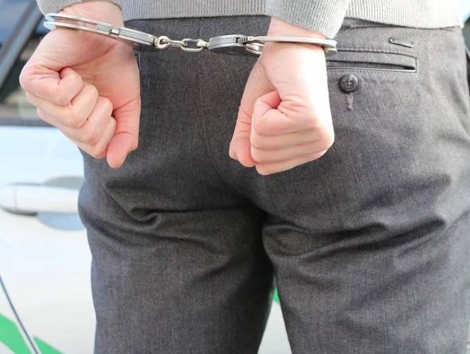 В Брянске бомж украл из незапертой квартиры кошелек с деньгами
