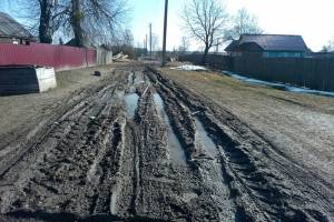 В Брянской области из-за весенней распутицы мусоровозы вязнут в дорожной грязи