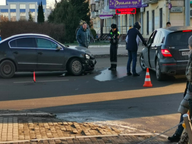В Брянске на проспекте Ленина разбились две легковушки