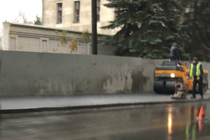 В Брянске асфальт на улице Калинина укладывают в дождь