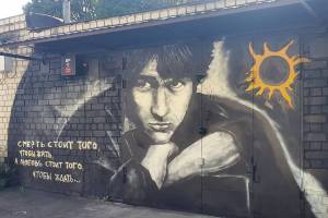 На брянском гараже появилось посвященное Виктору Цою граффити
