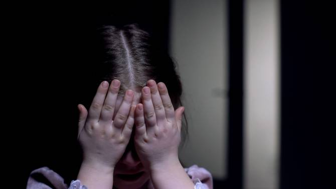 В жуткой коммуналке нашли голодную 3-летнюю девочку с лишаем