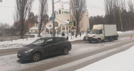 В Брянске водитель «ГАЗ» врезался на светофоре в иномарку