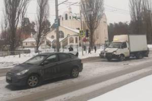В Брянске водитель «ГАЗ» врезался на светофоре в иномарку