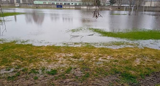 Из-за ливней база брянского «Динамо» в Отрадном превратилась в озеро