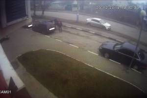 В Брянске водитель универсала повредил чужую машину и скрылся с места ДТП