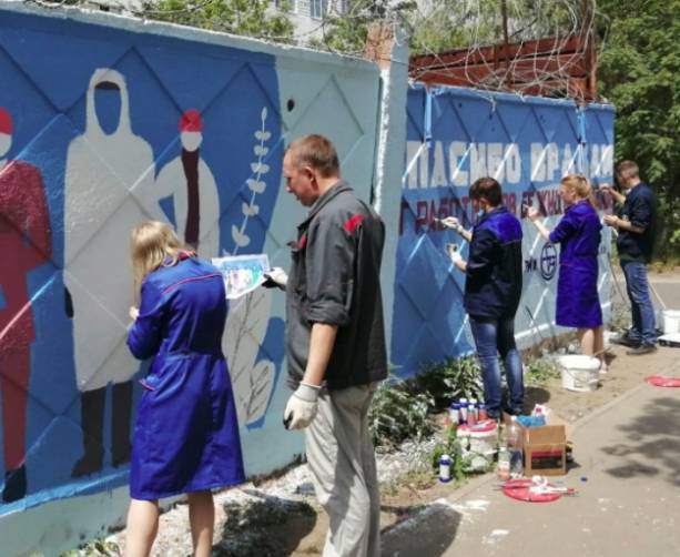 В Брянске работники завода нарисовали граффити в честь врачей