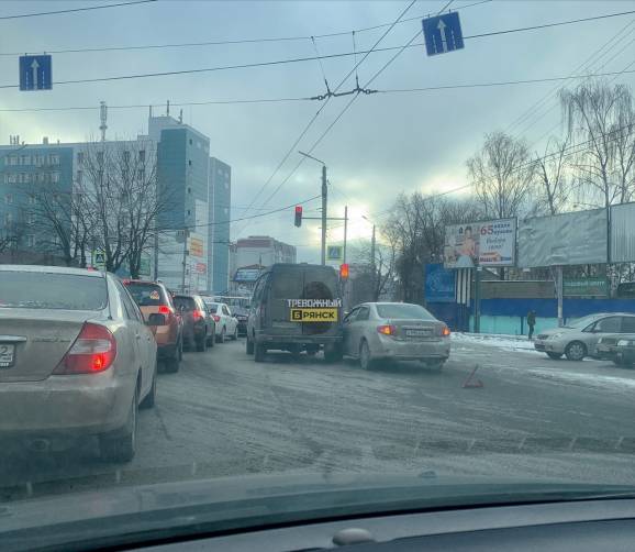 В Брянске на Стальзаводе легковушка протаранила микроавтобус