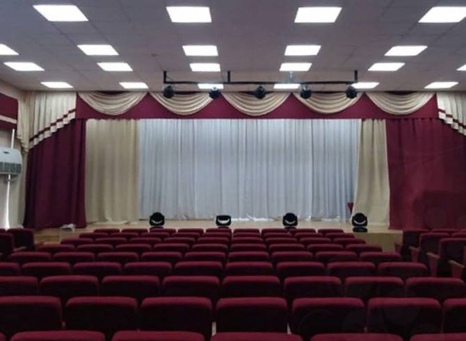 В Новозыбкове отремонтировали актовый зал музыкальной школы имени Кобзона