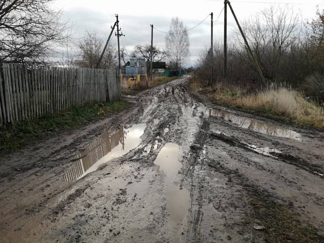В брянском посёлке Комаричи размыло дорогу после ремонта
