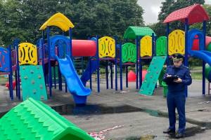 В Климово подрядчик сорвал сроки установки детской игровой площадки